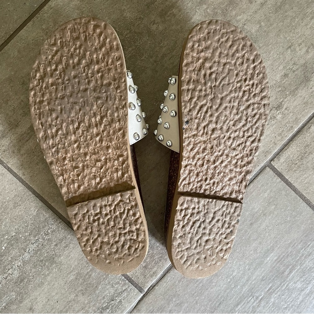 Vince Camuto Rare Beige Leather Kortlen Silver Studded Slide Sandal Size 7.5 - Picture 4 of 5